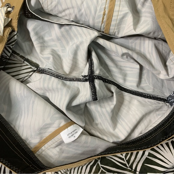 Vuori Mens cruise Boardshorts in palm tree print 36 - Picture 10 of 11